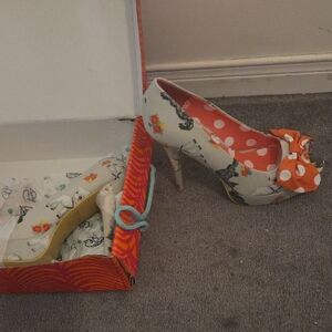 Iron Fist Floral Print Polka Dot Bow High Heel Pump - White/Orange